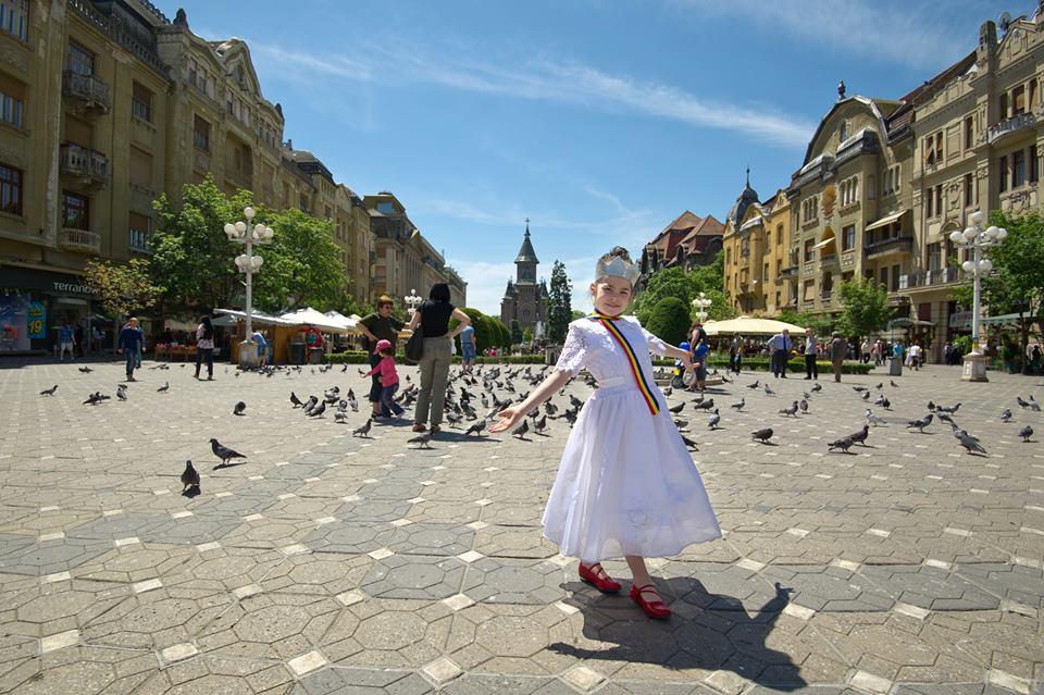 RIDICĂ DRAPELUL! Românii s-au alăturat inițiativei Antena 3 de a face cel mai mare steag din lume 209634