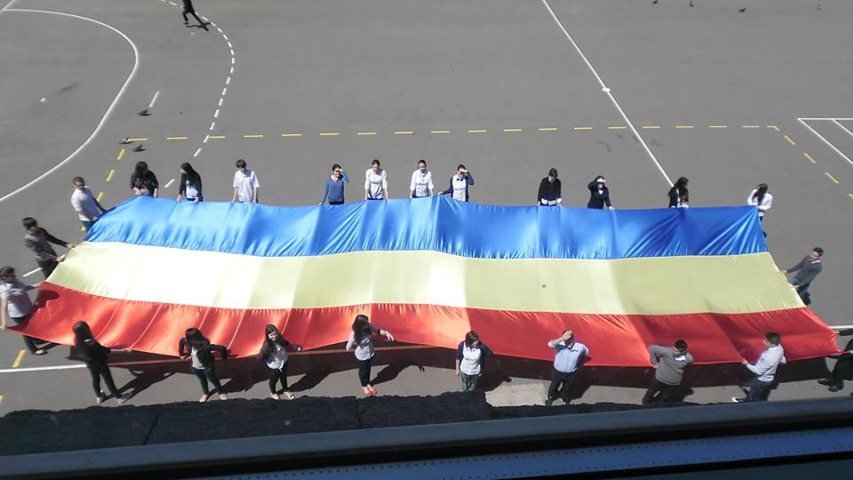 RIDICĂ DRAPELUL! Românii s-au alăturat inițiativei Antena 3 de a face cel mai mare steag din lume 209635