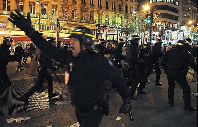 A fost măcel în centrul Parisului. Mii de oameni s-au bătut cu poliţiştii, în urma unui protest împotriva căsătoriei homosexualilor