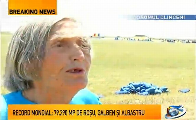 O bătrână de 86 de ani a venit să vadă cel mai mare drapel din lume, realizat de Antena 3