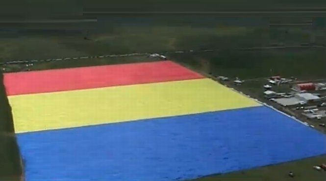 Radu Tudor: Cel mai mare steag din lume, de 79.000 metri pătraţi, a fost cusut de două femei