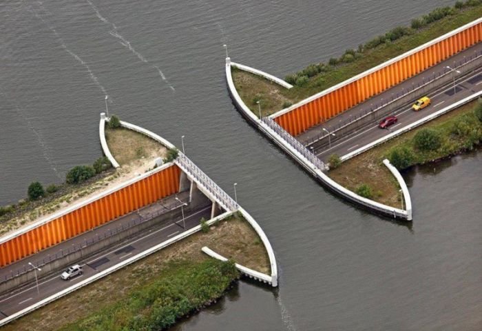 Cu această autostradă se mândresc olandezii. Trece pe SUB apele unui lac