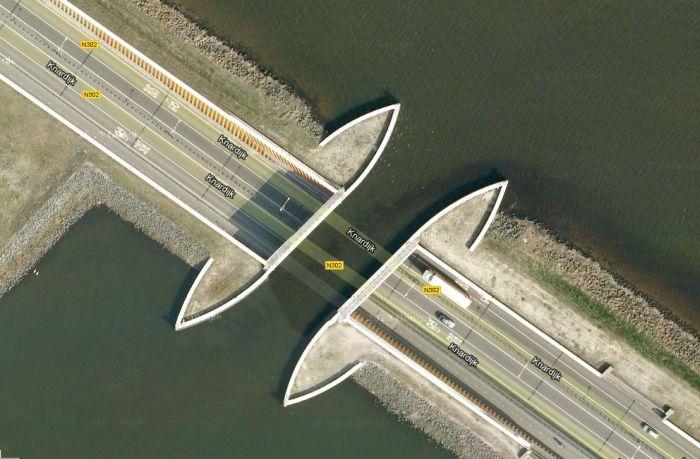 Cu această autostradă se mândresc olandezii. Trece pe SUB apele unui lac 210102