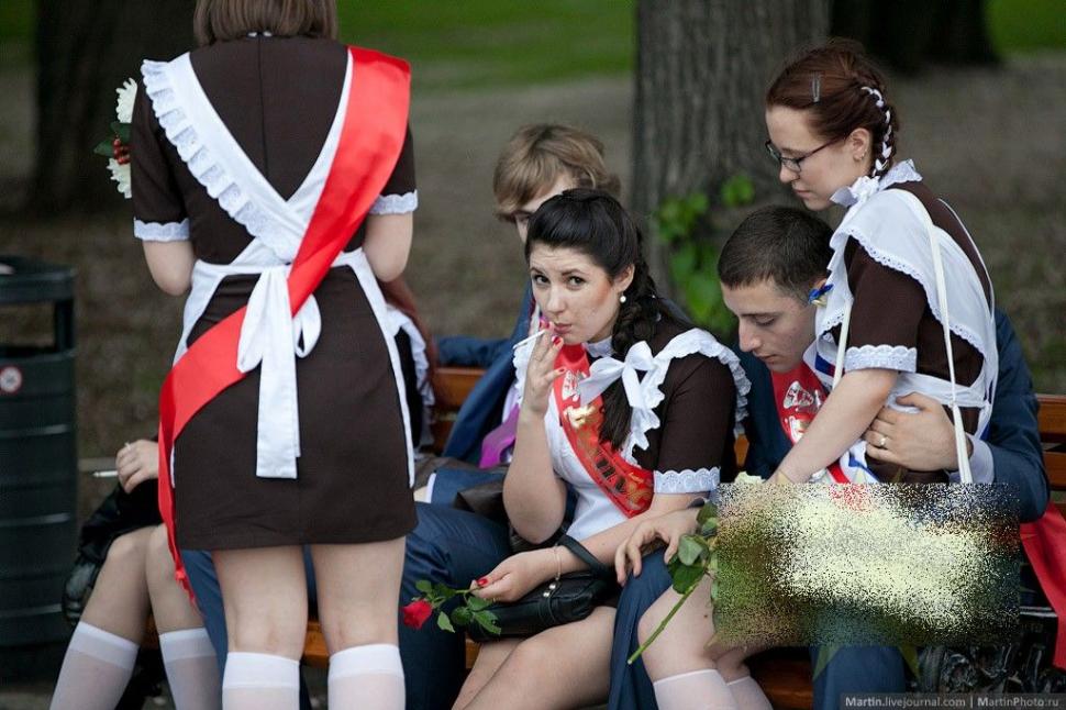 E mai mult decât scandaloasă ţinuta acestei ELEVE la balul de sfârşit de an. "Mama Natură e mic copil pe lângă ea" 210039