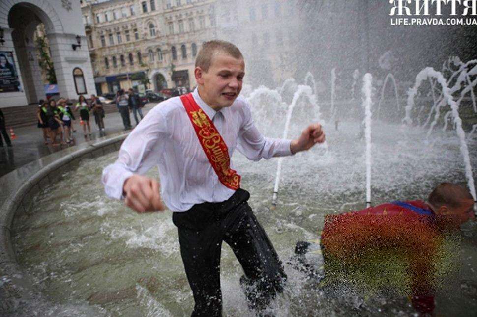 E mai mult decât scandaloasă ţinuta acestei ELEVE la balul de sfârşit de an. "Mama Natură e mic copil pe lângă ea" 210041