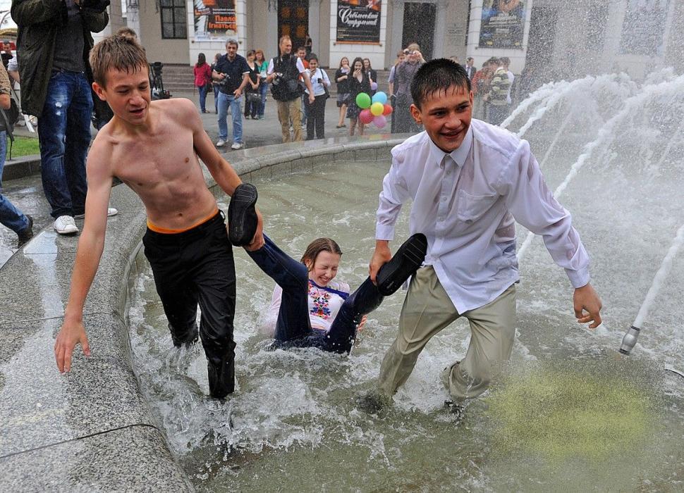 E mai mult decât scandaloasă ţinuta acestei ELEVE la balul de sfârşit de an. "Mama Natură e mic copil pe lângă ea" 210045