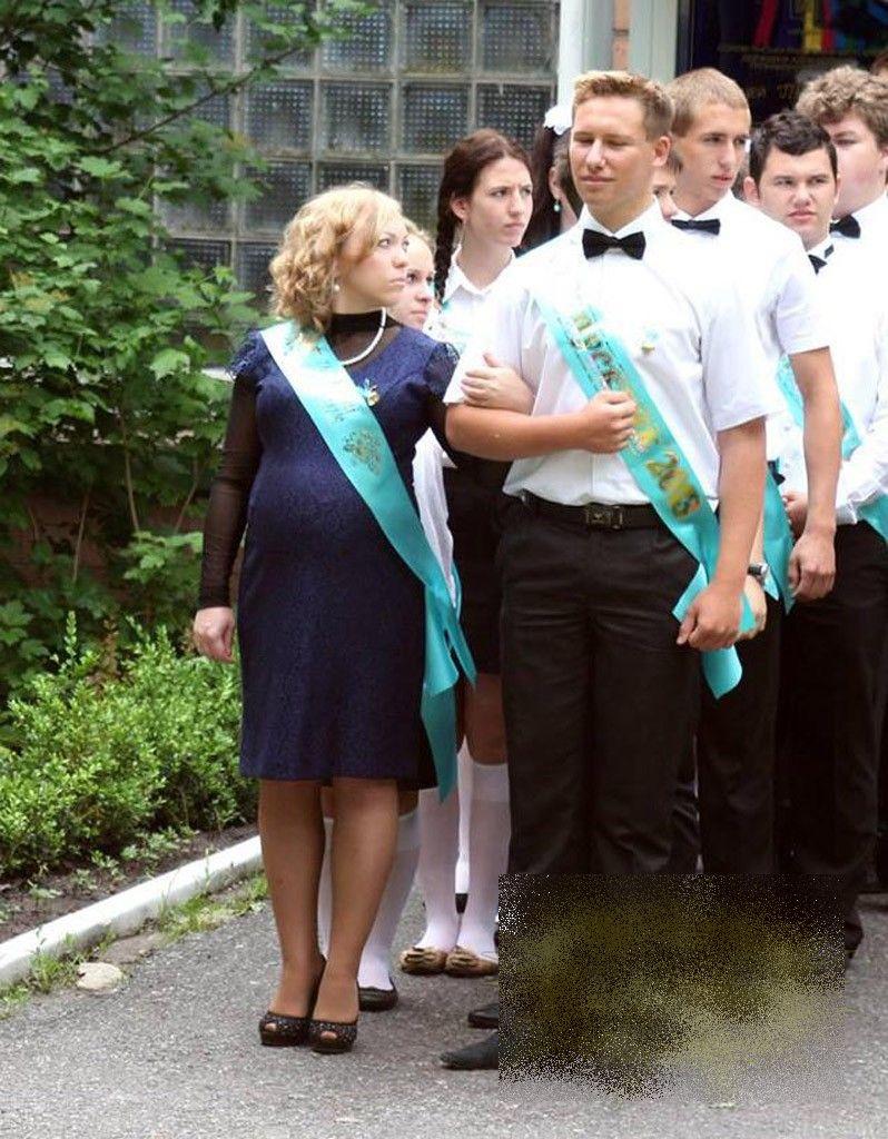 E mai mult decât scandaloasă ţinuta acestei ELEVE la balul de sfârşit de an. "Mama Natură e mic copil pe lângă ea" 210046