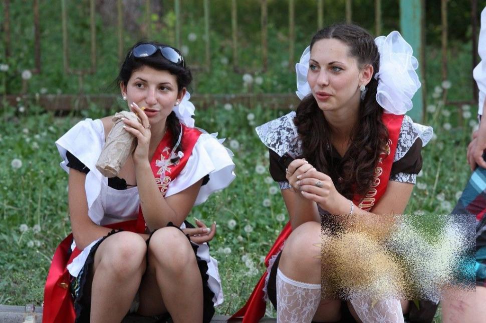 E mai mult decât scandaloasă ţinuta acestei ELEVE la balul de sfârşit de an. "Mama Natură e mic copil pe lângă ea" 210047