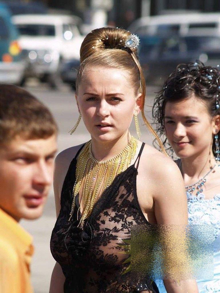 E mai mult decât scandaloasă ţinuta acestei ELEVE la balul de sfârşit de an. "Mama Natură e mic copil pe lângă ea" 210050