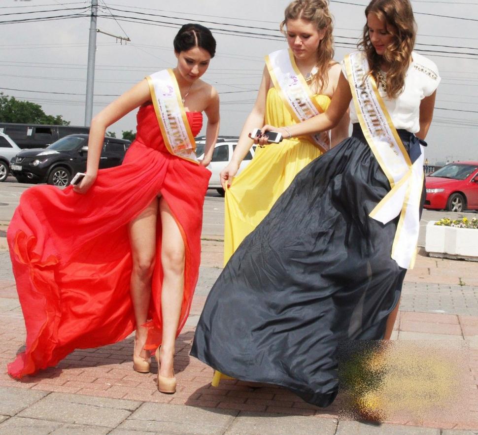 E mai mult decât scandaloasă ţinuta acestei ELEVE la balul de sfârşit de an. "Mama Natură e mic copil pe lângă ea" 210051