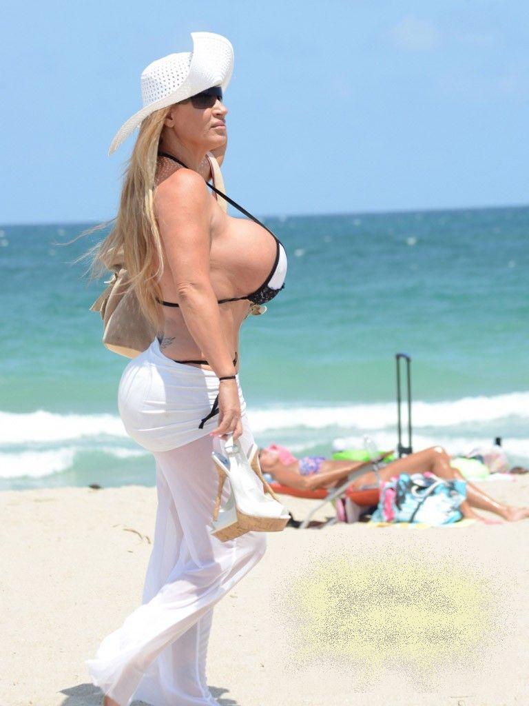 Imediat ce a pus piciorul pe plajă, toate femeile au început să le dea coate soţilor lor. "Nu mă puteam abţine să nu mă uit" 210026