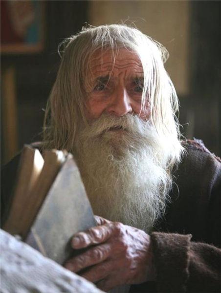 ÎNGERUL în haine de cerşetor. Cine este de fapt bărbatul pe care a ajuns să îl cunoască o lume întreagă 210075