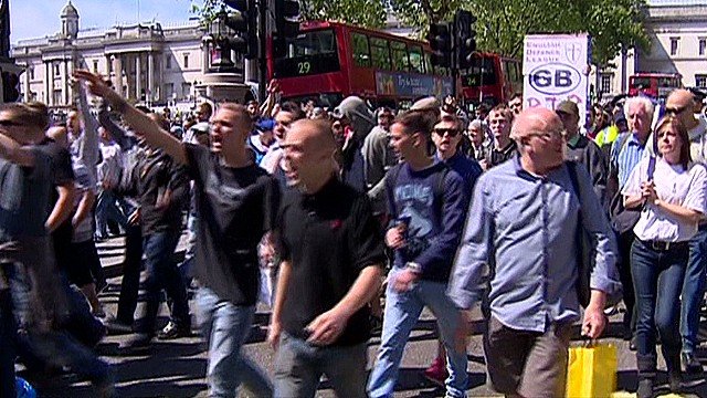 Proteste violente în Londra, în numele soldatului britanic asasinat de doi islamişti