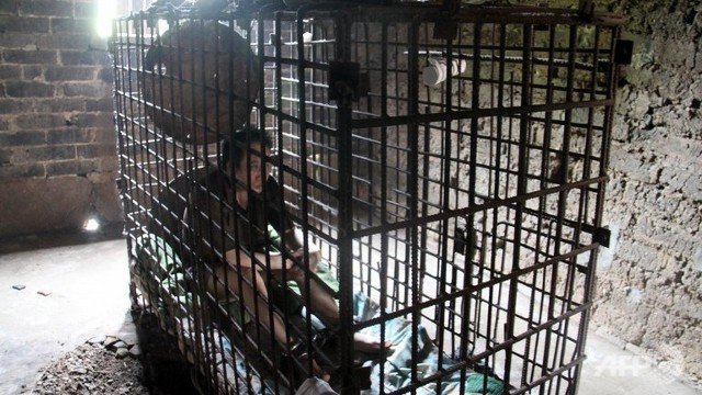 Un chinez este ţinut închis în cuşcă de propria mamă. De ce a ales familia această măsură extremă