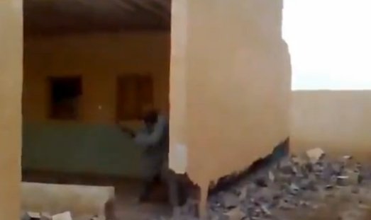 Un irakian te învaţă cum să NU dărâmi un zid. Iată o manevră extrem de periculoasă