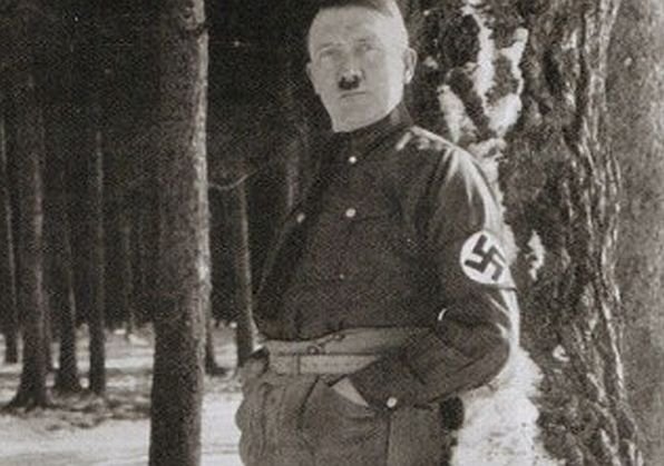 Fotografia aceasta a fost INTERZISĂ de Hitler. &quot;Este sub demnitatea oricărui om&quot;