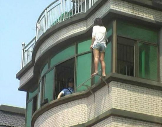 Gestul şocant făcut de o tânără de 19 ani, după ce a aflat că iubitul ei este însurat. Oamenii priveau la ea din stradă 210297