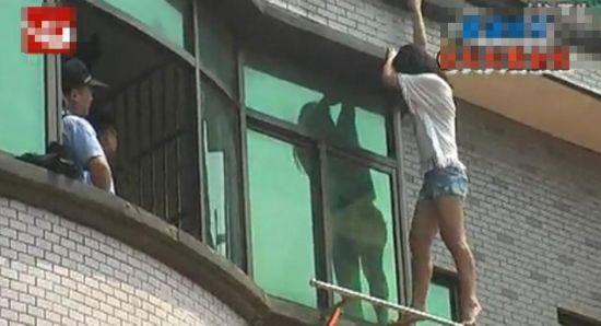 Gestul şocant făcut de o tânără de 19 ani, după ce a aflat că iubitul ei este însurat. Oamenii priveau la ea din stradă 210298