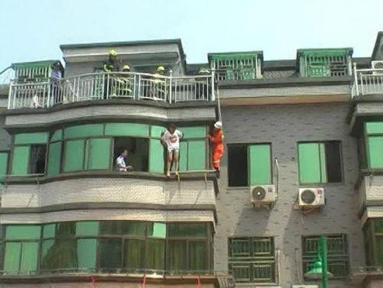 Gestul şocant făcut de o tânără de 19 ani, după ce a aflat că iubitul ei este însurat. Oamenii priveau la ea din stradă 210299