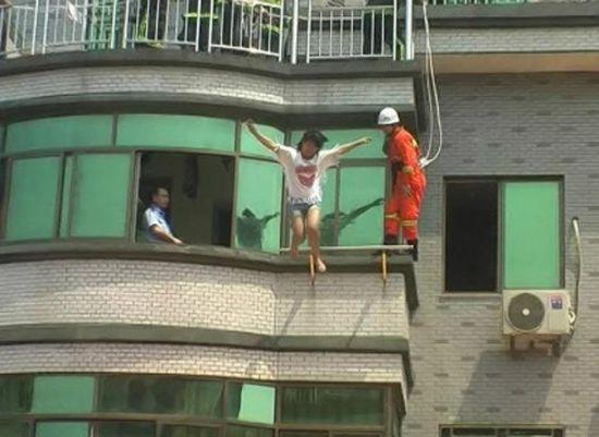 Gestul şocant făcut de o tânără de 19 ani, după ce a aflat că iubitul ei este însurat. Oamenii priveau la ea din stradă 210300