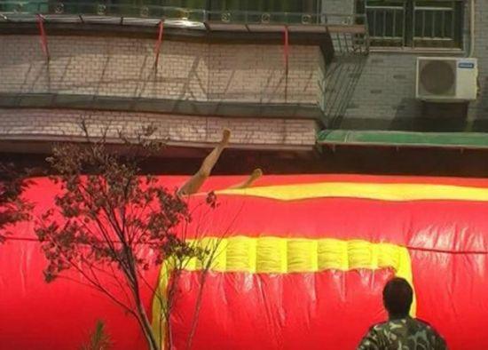 Gestul şocant făcut de o tânără de 19 ani, după ce a aflat că iubitul ei este însurat. Oamenii priveau la ea din stradă 210301