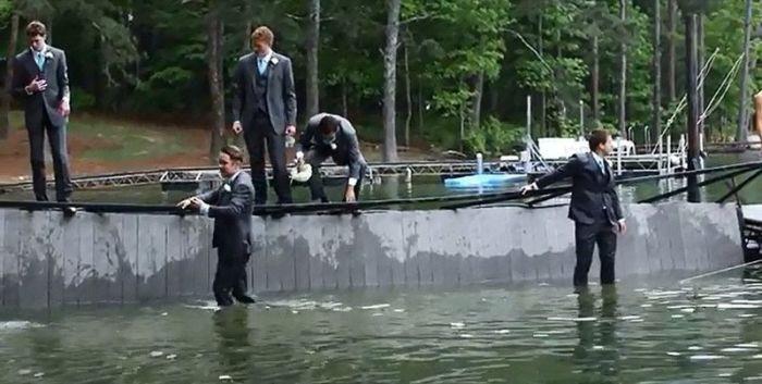 În trei secunde după ce au făcut poza mirele şi mireasa au crezut că se va sfârşi totul. Fotografiile de la nunta lor, vizionate de zeci de mii de oameni 210332