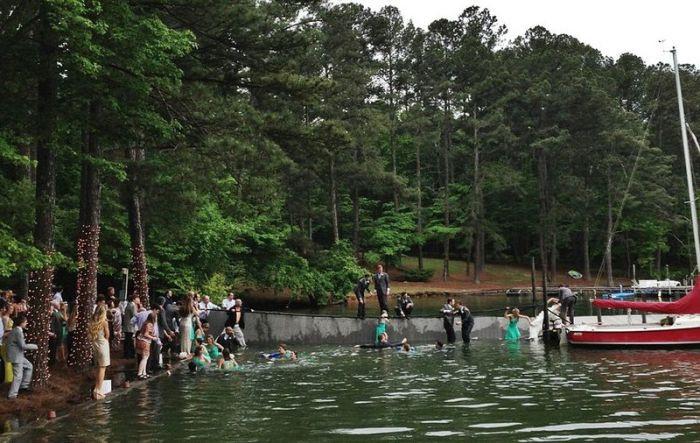 În trei secunde după ce au făcut poza mirele şi mireasa au crezut că se va sfârşi totul. Fotografiile de la nunta lor, vizionate de zeci de mii de oameni 210334