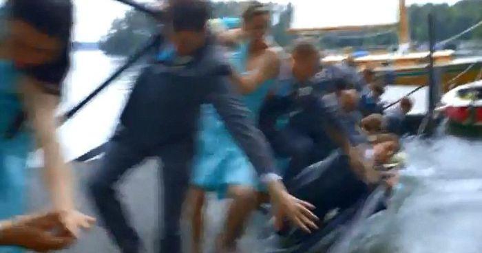 În trei secunde după ce au făcut poza mirele şi mireasa au crezut că se va sfârşi totul. Fotografiile de la nunta lor, vizionate de zeci de mii de oameni 210336