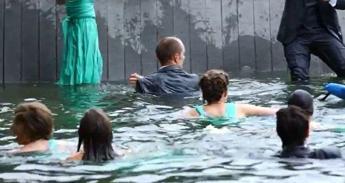 În trei secunde după ce au făcut poza mirele şi mireasa au crezut că se va sfârşi totul. Fotografiile de la nunta lor, vizionate de zeci de mii de oameni 210337