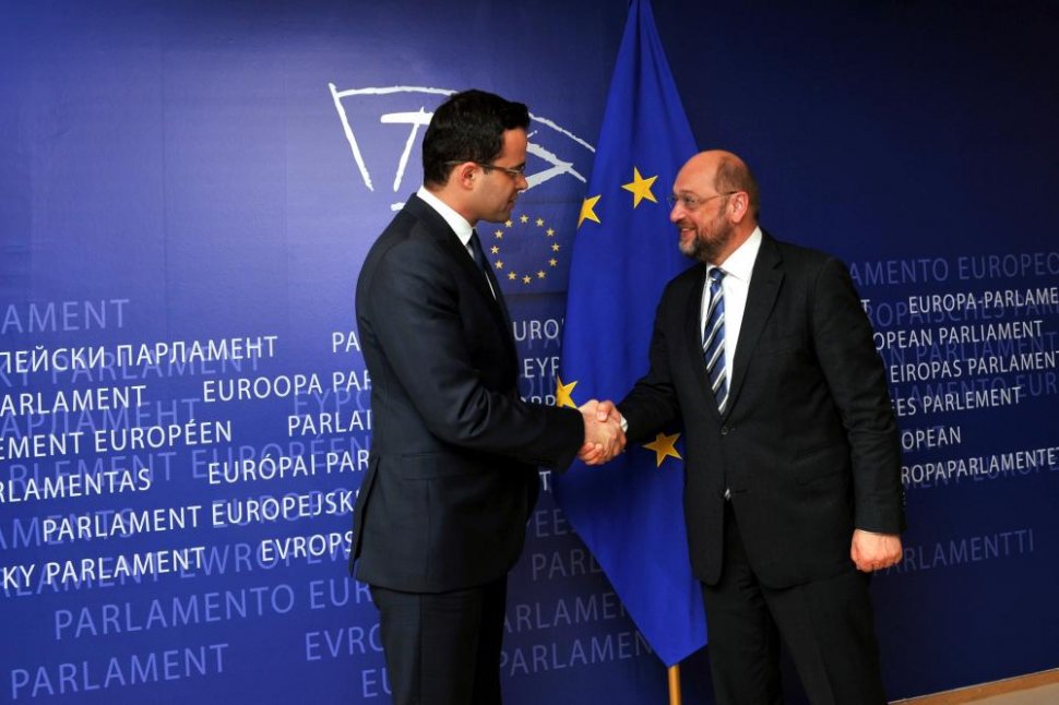 Mihai Gâdea i-a făcut cadou lui Martin Schulz o stea de pe drapelul UE realizat de Antena 3