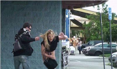 E de necrezut ce i-a făcut acest bărbat tinerei care mergea pe stradă. "Am fost umilită în ultimul hal" 210562