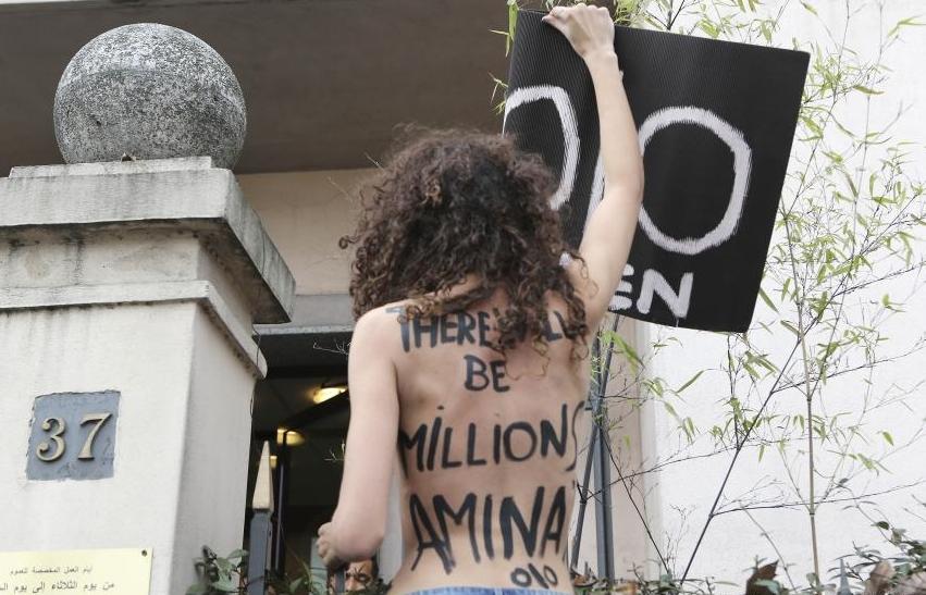 Protest topless în Tunis. Trei activiste FEMEN au protestat faţă de arestarea unei colege  210581