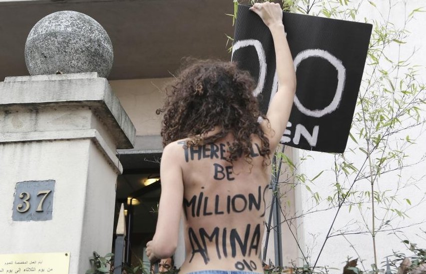 Protest topless în Tunis. Trei activiste FEMEN au protestat faţă de arestarea unei colege 