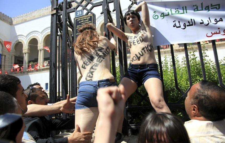 Protest topless în Tunis. Trei activiste FEMEN au protestat faţă de arestarea unei colege  210582