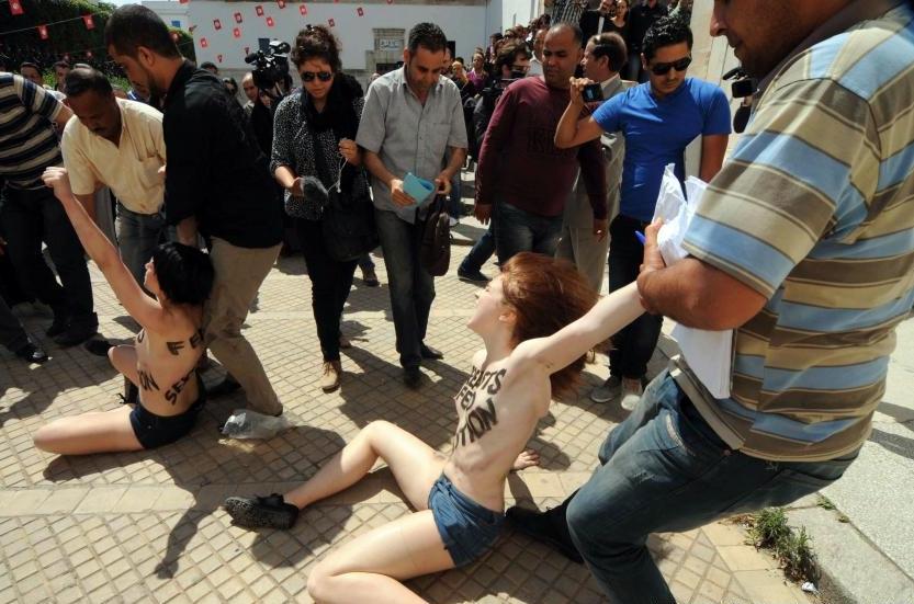 Protest topless în Tunis. Trei activiste FEMEN au protestat faţă de arestarea unei colege  210583
