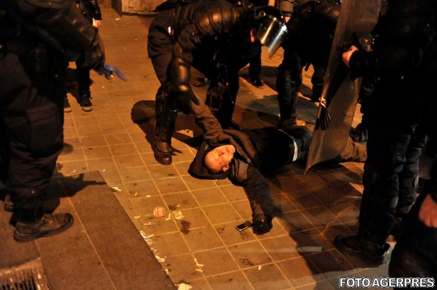 Primul protestatar ridicat în ianuarie 2012, din centrul Capitalei, cere daune de peste 500.000 euro 210795