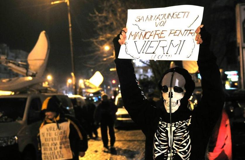 Primul protestatar ridicat în ianuarie 2012, din centrul Capitalei, cere daune de peste 500.000 euro 210796