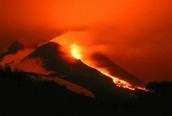 Stare de alertă în Guatemala, declanşată după erupţia unui vulcan