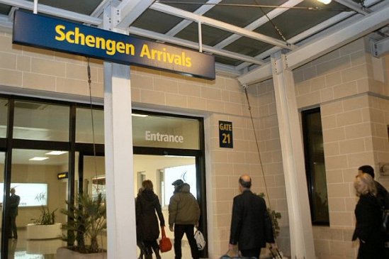 Statele din spaţiul Schengen ar putea reintroduce controalele la frontiera naţională, în cazul unei &quot;presiuni migratorii nencontrolabile&quot;