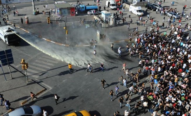 Mii de manifestanţi au ocupat Piaţa Taksim din centrul Istanbul. Forţele de ordine s-au retras LIVE VIDEO
