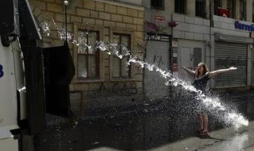 Poveştile din mijlocul evenimentelor: Cum a rezistat o tânără în faţa unui tun cu apă, pe străzile Turciei 210979