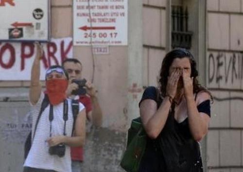 Poveştile din mijlocul evenimentelor: Cum a rezistat o tânără în faţa unui tun cu apă, pe străzile Turciei 210981