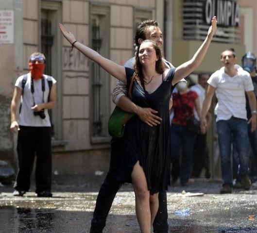 Poveştile din mijlocul evenimentelor: Cum a rezistat o tânără în faţa unui tun cu apă, pe străzile Turciei 210982