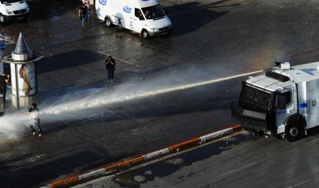 Turcia stă pe un butoi cu pulbere: Premierul cere protestatarilor să renunţe la demonstraţii 