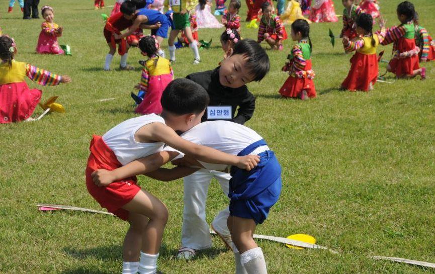 Ziua Copilului, în Coreea de Nord: Micuţii au mărşăluit în urma unor tancuri şi lansatoare de rachete miniaturale 211047