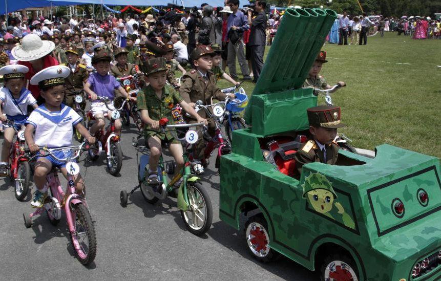 Ziua Copilului, în Coreea de Nord: Micuţii au mărşăluit în urma unor tancuri şi lansatoare de rachete miniaturale 211048