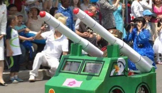 Ziua Copilului, în Coreea de Nord: Micuţii au mărşăluit în urma unor tancuri şi lansatoare de rachete miniaturale 211050