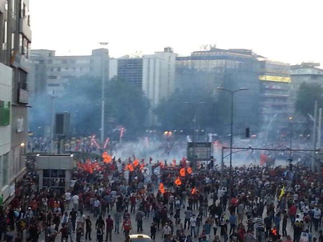 Este NEBUNIE pe străzile din Turcia. În timp ce mii de oameni se luptă cu poliţia, la televiziunile din ţară se difuzează desene animate 211105