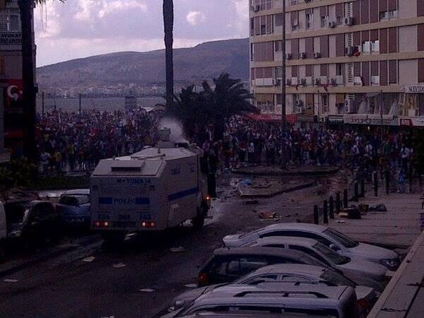 Este NEBUNIE pe străzile din Turcia. În timp ce mii de oameni se luptă cu poliţia, la televiziunile din ţară se difuzează desene animate 211107