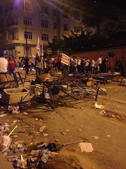 Este NEBUNIE pe străzile din Turcia. În timp ce mii de oameni se luptă cu poliţia, la televiziunile din ţară se difuzează desene animate 211108